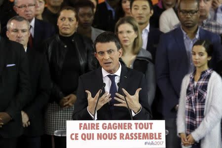 French Prime Minister Manuel Valls attends a news conference to announce that he is a candidate for January's Socialist presidential primary at the town hall in Evry, near Paris, France, December 5, 2016. REUTERS/Christian Hartmann