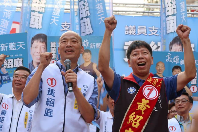 國民黨高雄市長參選人韓國瑜（左）21日為同黨市議員參選人黃紹庭（右）站台時表示，未來當選市府將全力拚經濟，賺到錢就會挹注下一代教育，絕不搞政治、沒有意識形態。中央社記者王淑芬攝 107年10月21日