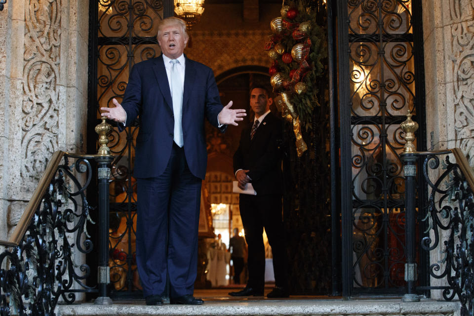 Donald Trump en la entrada de su club en Mar-a-Lago en Palm Beach, Florida en 2016. (AP Photo/Evan Vucci)