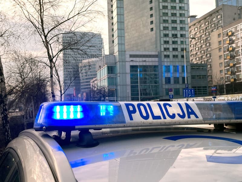 A view of a Polish police vehicle parked on a street. Polish police have detained a 16-year-old boy suspected of having thrown a Molotov cocktail at the historic Nożyk Synagogue, a police spokesman told the Rzeczpospolita newspaper on Thursday. Doris Heimann/dpa