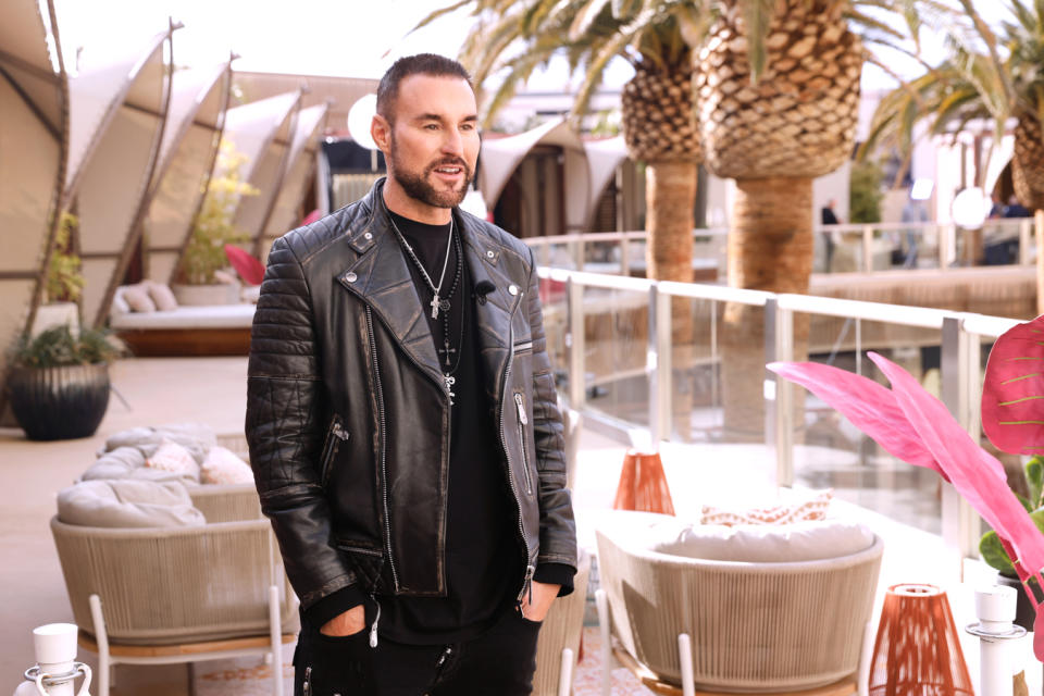 Philipp Plein kleidet die Models für den Entscheidungswalk ein (Bild: ProSieben/Sven Doornkaat)