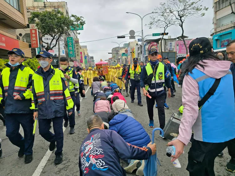 信眾虔誠跪地迎鑽轎底。讀者提供