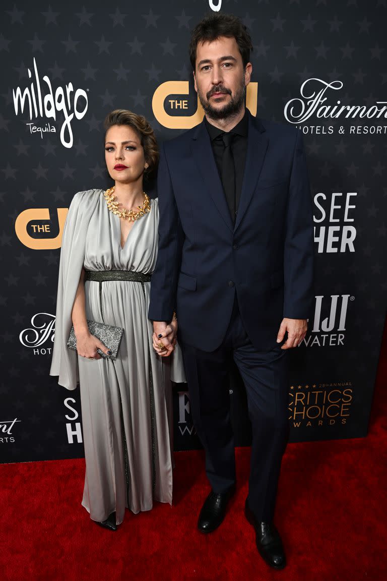 Dolores Fonzi y Santiago Mitre, expectantes en la alfombra roja de los premios