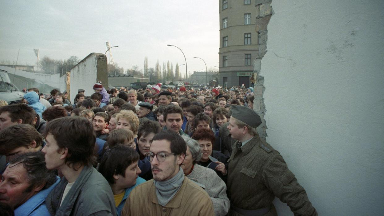 DDR-Bürger strömen durch den neuen Grenzübergang an der Bernauer Straße in den Westteil Berlins. Foto: Wolfgang Kumm