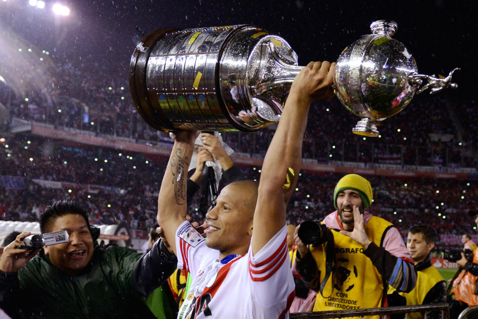 El delantero de River Plate Rodrigo Mora levanta el trofeo tras ganar 3-0 la Copa Libertadores 2015 ante Tigres de México el 5 de agosto de 2015 en Buenos Aires (AFP | Charly Diaz Azcue)