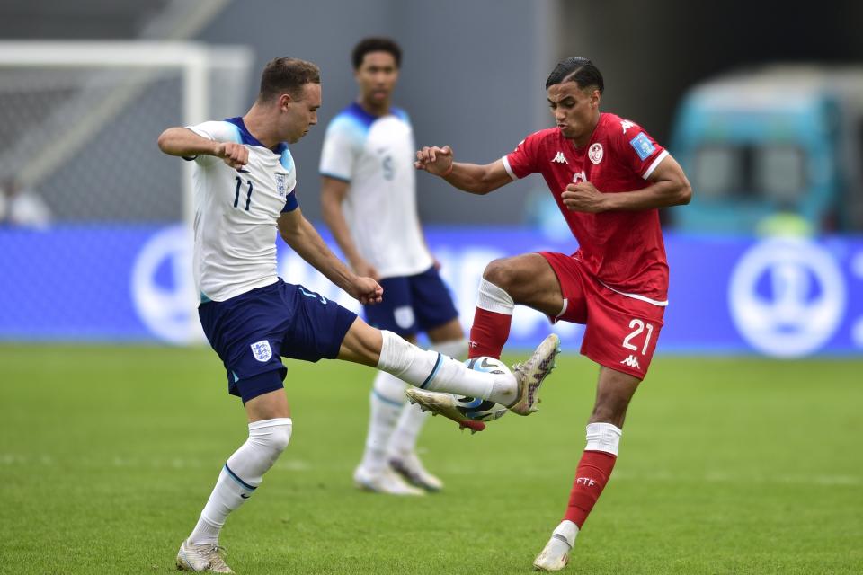 England's Harvey Vale, left, and Tunisia's Jebril Othman fight for the ball during a FIFA U-20 World Cup Group E soccer match at Diego Maradona stadium in La Plata, Argentina, Monday, May 22, 2023. (AP Photo/Gustavo Garello)