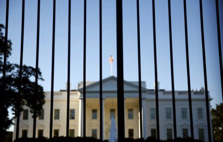 The White House seen from outside the north lawn fence in Washington September 22, 2014. REUTERS/Kevin Lamarque