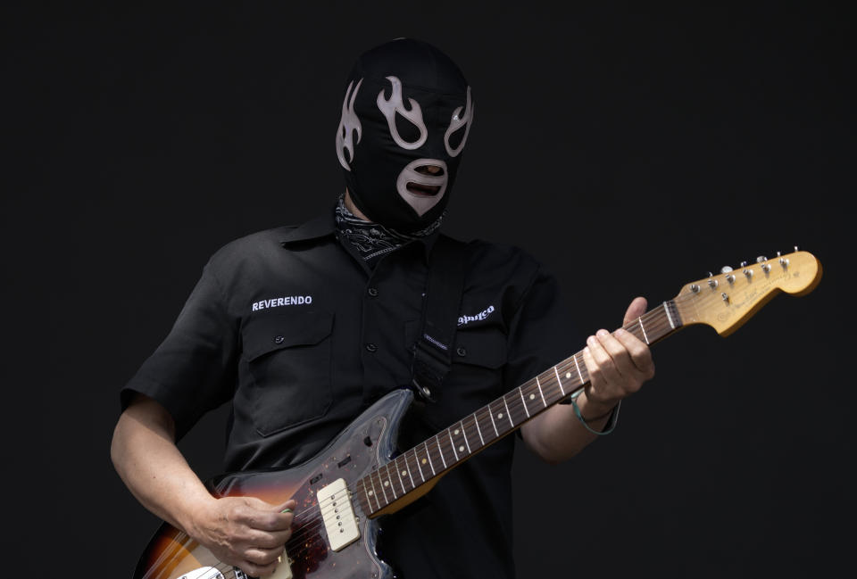Un guitarrista de Lost Acapulco durante su presentación en el festival Vive Latino en la Ciudad de México el domingo 19 de marzo de 2023. (Foto AP/Fernando Llano)