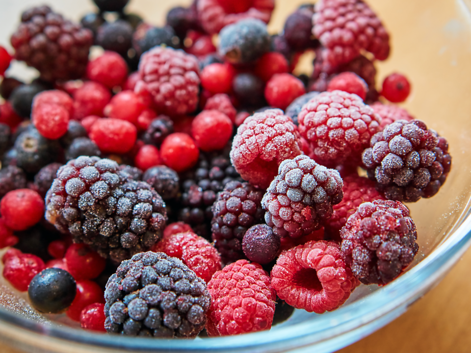 Schüssel mit gefrorenen Himbeeren, Brombeeren und Waldbeeren