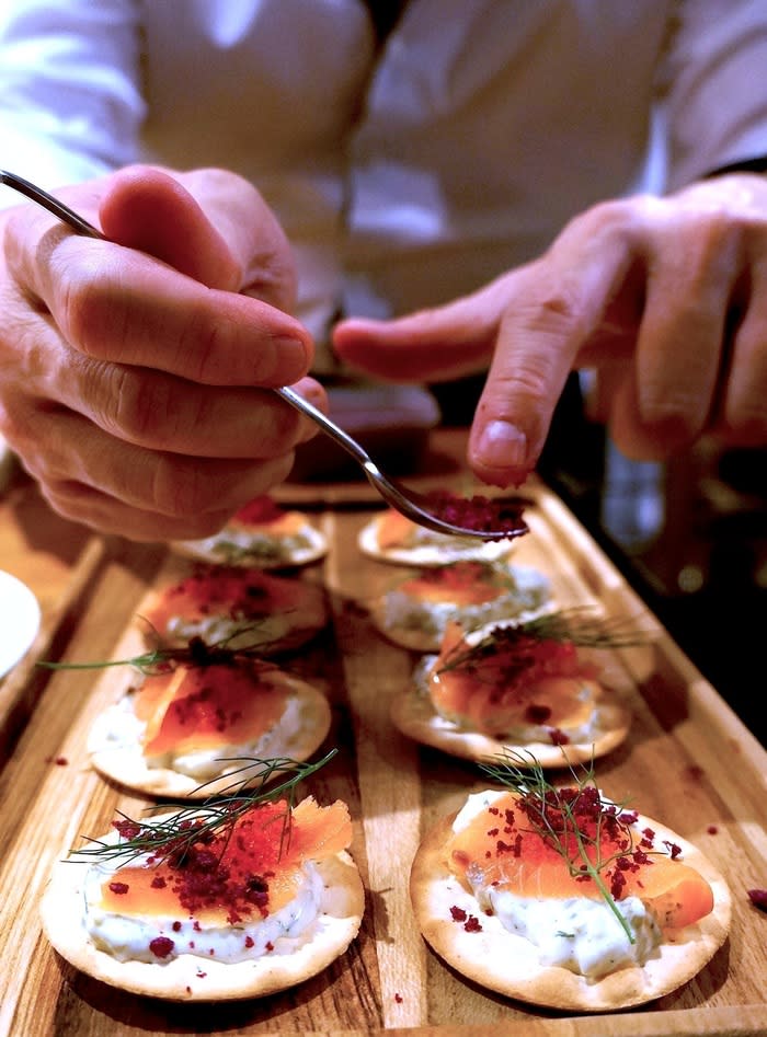 Carefully: Chef Andrea is meticulously preparing the canapes.