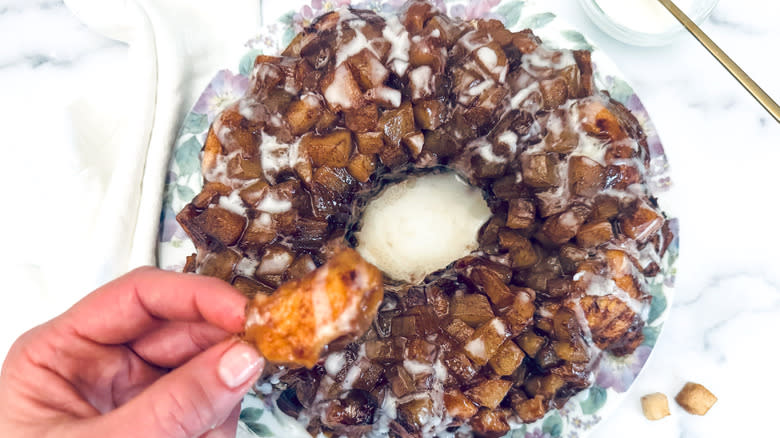 cinnamon monkey bread with icing