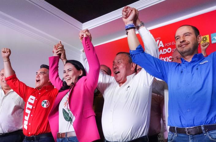 Alejandro Moreno, presidente nacional del PRI; Jes&#xfa;s Zambrano, presidente nacional del PRD; Alejandra del Moral, candidata de la Alianza Va Por el Estado de M&#xe9;xico, y Marko Cort&#xe9;s, presidente nacional del PAN; en conferencia de prensa tras el cierre de las casillas en que se declararon ganadores de la elecci&#xf3;n para gobernadora del Estado de M&#xe9;xico. Horas despu&#xe9;s, los tres l&#xed;deres se desaparecieron y Alejandra del Moral tuvo que su asumir sola su derrota.
FOTO: GALO CA&#xc3;&#x91;AS/CUARTOSCURO.COM