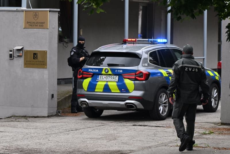 Police officers stand guard at the Specialized Criminal Court, where the interrogation of the accused of the assassination of Prime Minister Robert Fico should take place. Šálek Václav/CTK/dpa