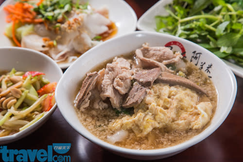 除了傳統米干外店內還有各式雲南特色料理，如大薄片、豌豆粉等。