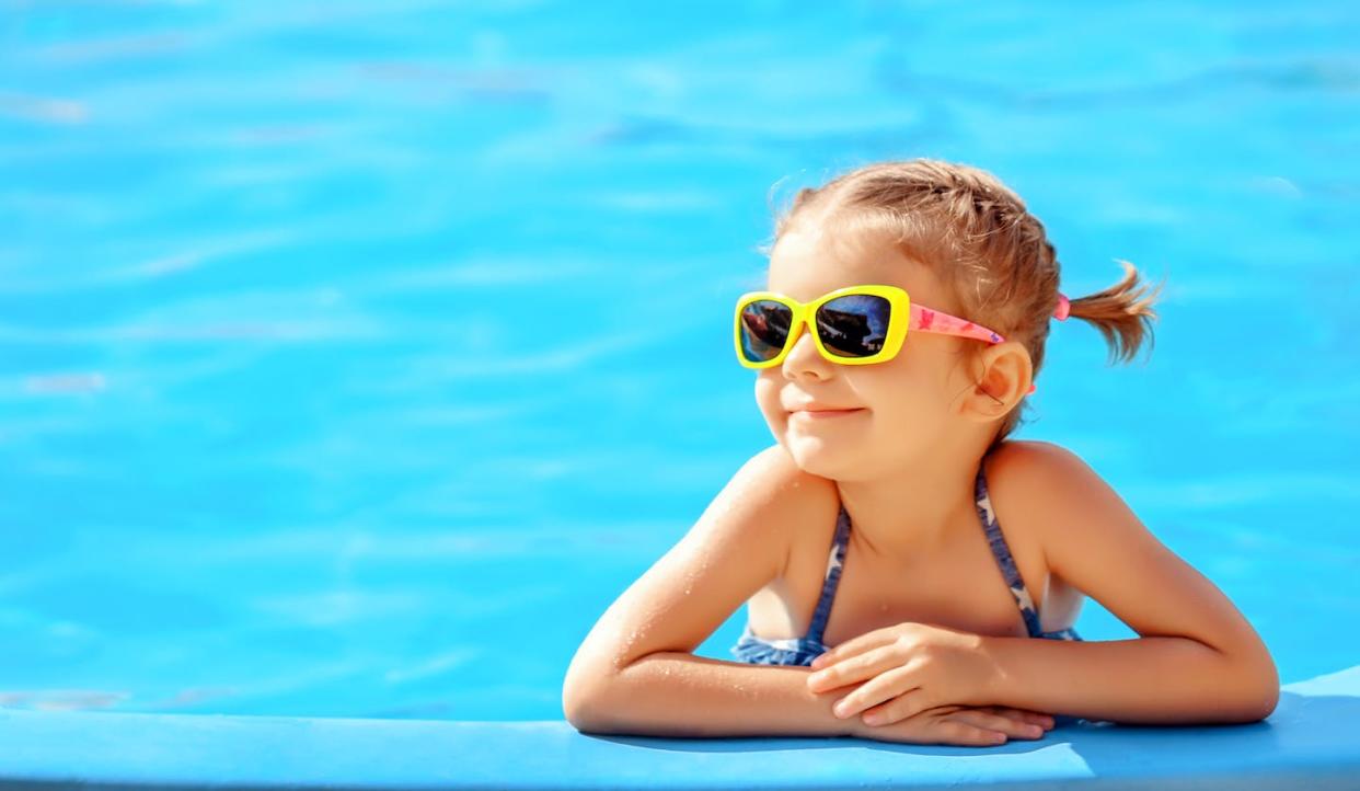 <a href="https://www.shutterstock.com/es/image-photo/smiling-cute-little-girl-sunglasses-pool-789807199" rel="nofollow noopener" target="_blank" data-ylk="slk:SOK Studio / Shutterstock;elm:context_link;itc:0;sec:content-canvas" class="link ">SOK Studio / Shutterstock</a>