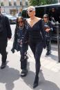 <p>Captamos a la socialité en las calles de París junto a su hija North y ataviada con este ceñido <em>jumpsuit</em> negro de terciopelo.</p>