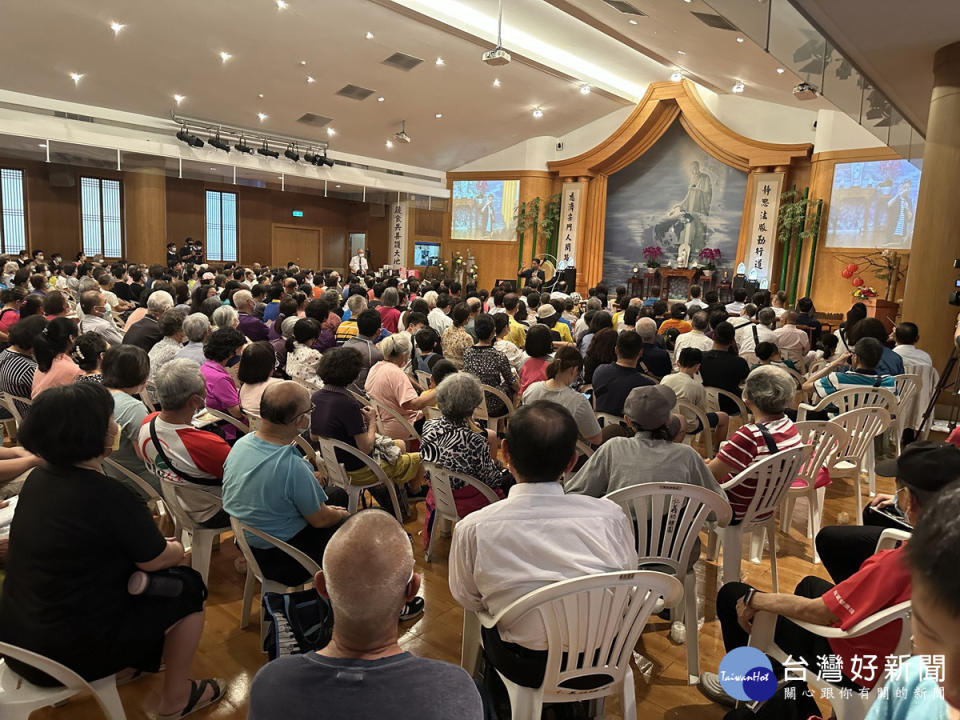 慈濟舉辦蔬食無痕野餐活動會場擠進數百位大眾。（記者扶小萍攝）