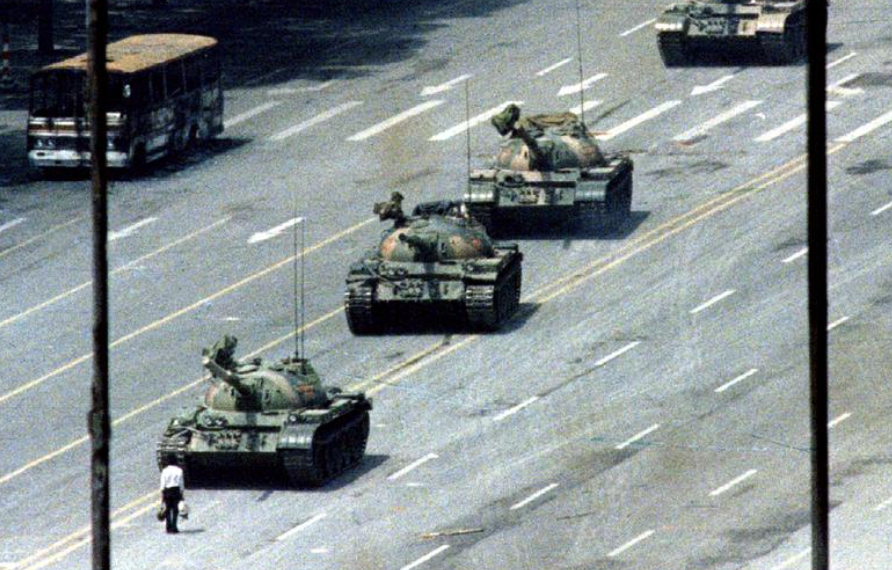 1989年6月5日，路透社記者拍到的坦克人。路透社
