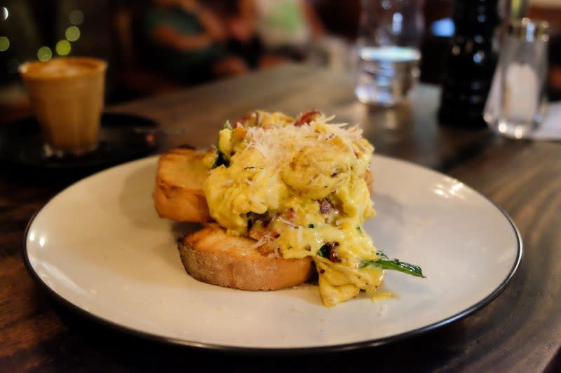 cafes-revolver-eggs