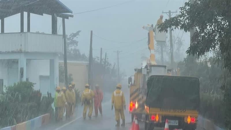 受雷雨影響，容易發生線路斷線、樹竹掉落觸碰線路，或是天候潮濕引起設備異常等狀況，但不管停電原因為何，台電同仁皆第一時間不畏風雨、趕赴前線緊急搶修。（圖／台電提供）