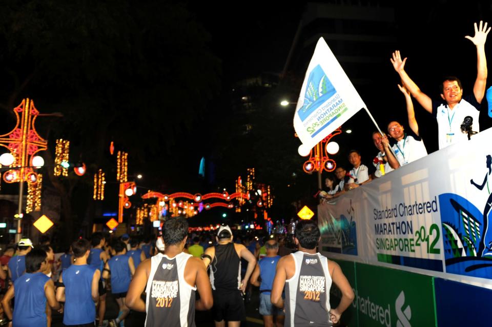 Acting Minister of MCCY, Mr Lawrence Wong, flagging off the Full Marathon with other Guest-of-Honours and VIPs (Photo courtesy of Singapore Sports Council)