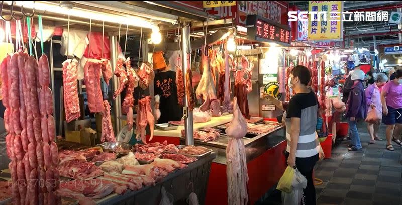 台東傳統市場的豬肉攤出現豬肉搶購潮 （圖／記者王浩原攝影）