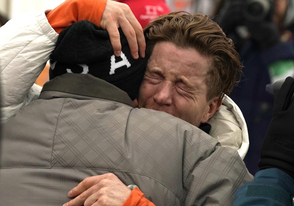 Bongpyeong-myeon (Korea, Republic Of), 14/02/2018.- Shaun White of the USA celebrates after winning the Men’s Snowboard Halfpipe Final at the Bokwang Phoenix Park during the PyeongChang 2018 Olympic Games, South Korea, 14 February 2018. (Fénix, Corea del Sur, Estados Unidos) EFE/EPA/SERGEI ILNITSKY