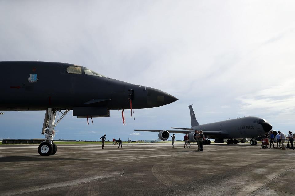 Ein Rockwell B-1B Lancer der US Air Force (links) und ein Boeing KC-135 Stratotanker (rechts) stehen am 17. August 2017 auf dem Rollfeld der Andersen Air Force Base in Yigo, Guam. - Copyright: Justin Sullivan/Getty Images