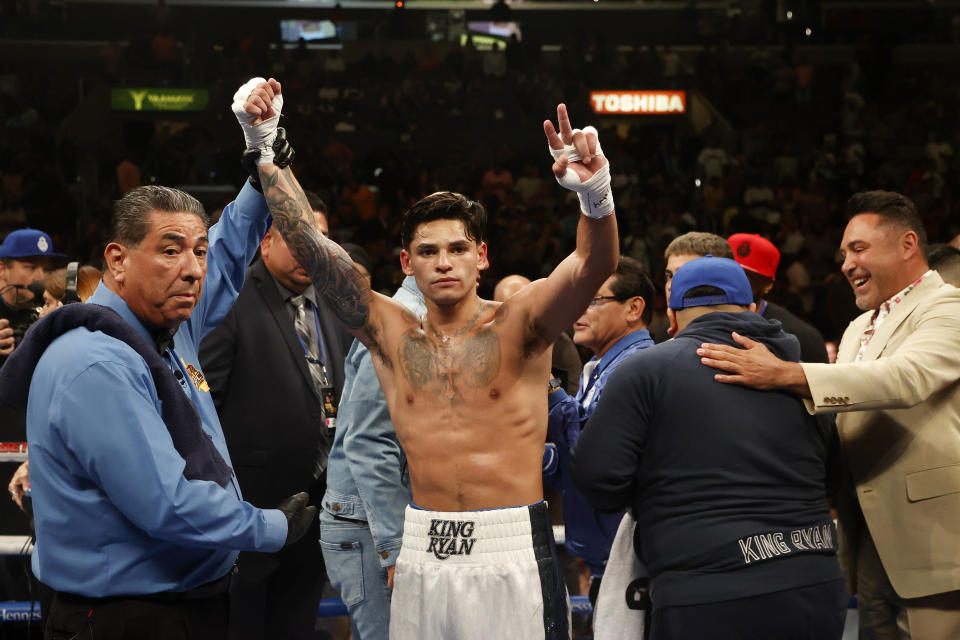 Ryan García celebra después de derrotar a Javier Fortuna durante el sexto asalto de un combate de boxeo de peso ligero el sábado 16 de julio de 2022 en Los Ángeles.  (Foto AP/Ringo HW Chiu)