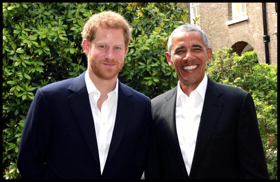 <p>Aber nicht nur Urlaub stand bei Obama auf dem Programm – auch Besuche bei Freunden in offiziellen Ämtern waren vorgesehen. Dass sich der Ex-Präsident und Prinz Harry bestens verstehen, weiß man spätestens seit den Invictus Games in London, einem von Prinz Harry initiierten paralympischen Sportevent. Bei seinem Besuch im Kensington Palast im Mai zeigten sich sowohl Obama als auch Prinz Harry sichtlich entspannt. (Bild: interTOPICS/ddp Images) </p>