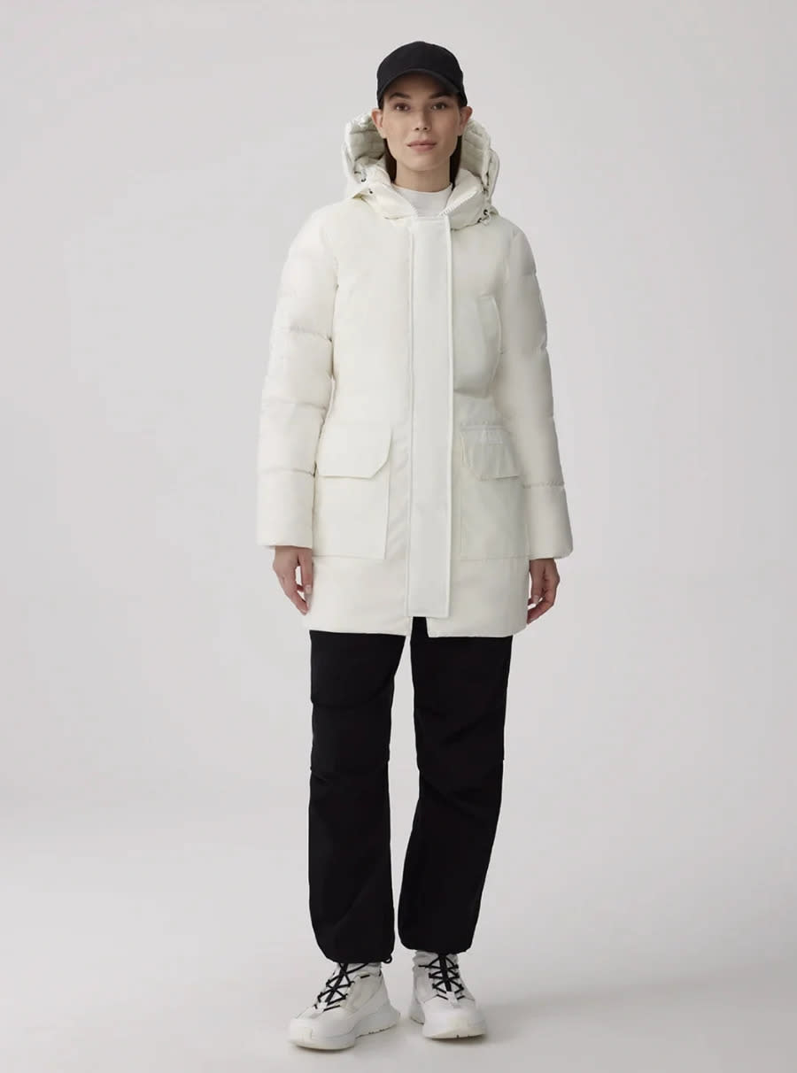 Parka Paradigm Trillium de color blanco estrella del norte (Foto vía Canada Goose)