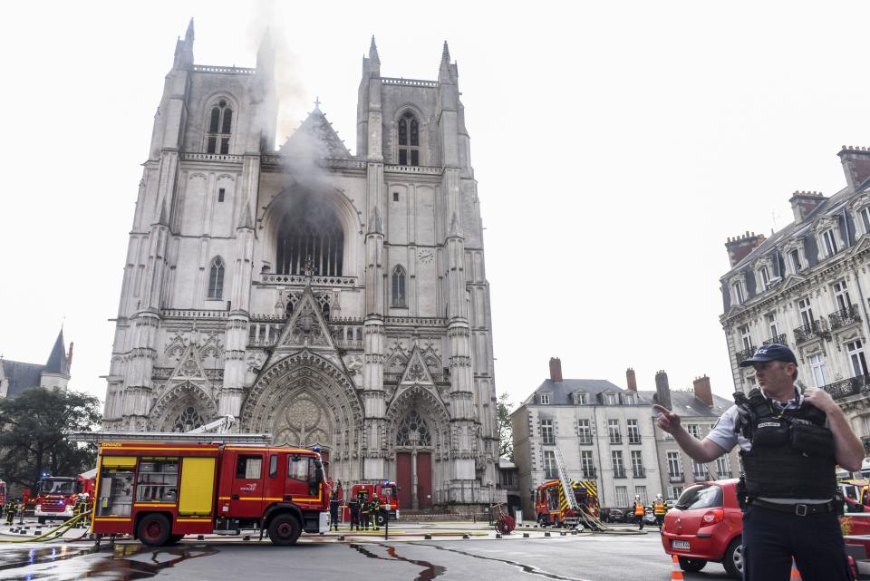 Francia, grave incendio in cattedrale Nantes (Photo by SEBASTIEN SALOM-GOMIS/ via Getty Images)