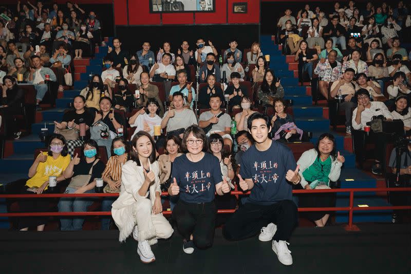 林依晨（左起）、導演黃文英和周渝民出席《車頂上的玄天上帝》南投首映會。（圖／甲上娛樂提供）