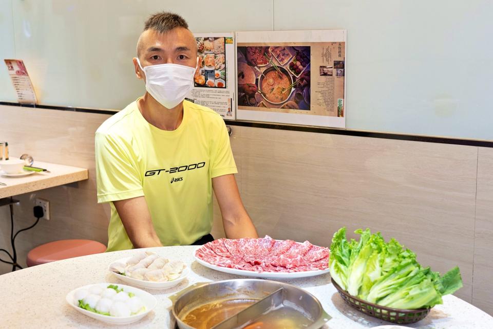 合興火鍋負責人 Alan 身兼多職，由備料、煮湯底、切牛肉，到洗碗都「一腳踢」