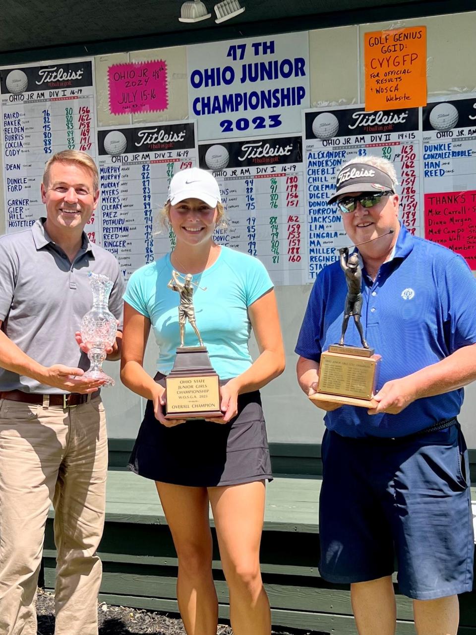 Gary Sims, a la izquierda, y Dave Wigton, a la derecha, entregan trofeos a Gracie James de Pataskala por ganar el 47º Campeonato Junior de Niñas de Ohio el martes en Marion Country Club.