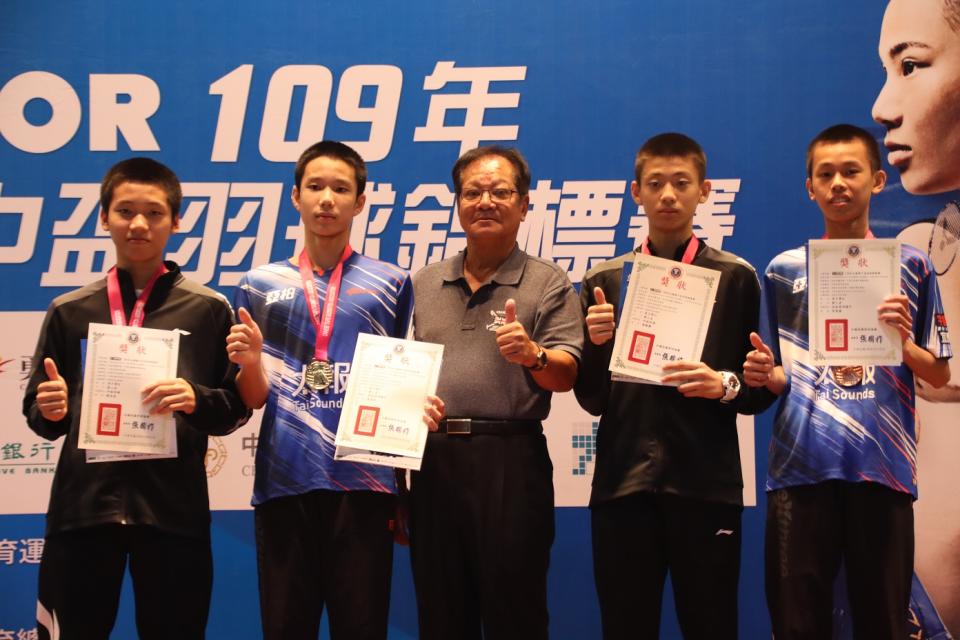 中華羽協副理事長蔡金年親頒男單獎項，左二為冠軍朱宸加。（羽協提供）