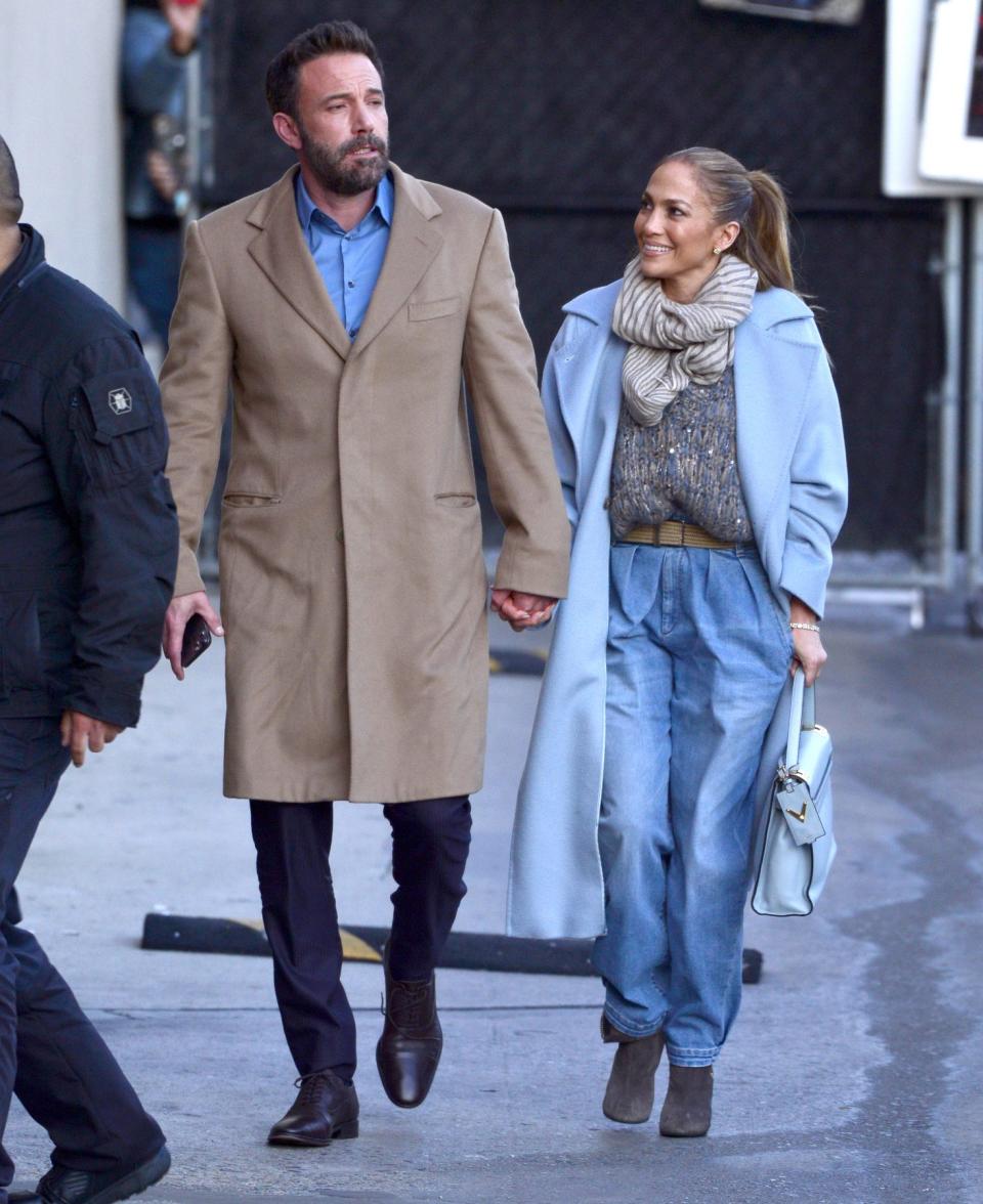  DECEMBER 2021  （L-R）Ben Affleck 與 Jennifer Lopez 現身洛杉磯街頭。