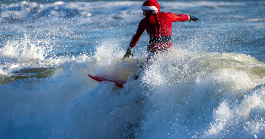 就算只有0度低溫，聖誕老人衝浪活動還是照常舉辦。（圖／翻攝自推特）