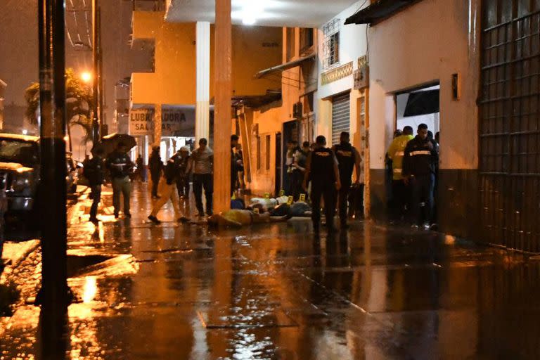 Policías y testigos tras un tiroteo en Guayaquil (Archivo)