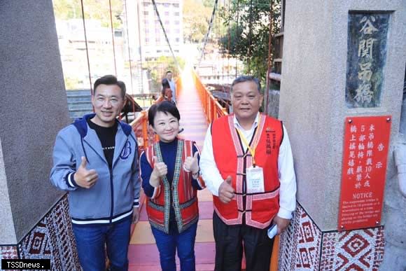 盧秀燕盛讚和平公所區長吳萬福（右）非常盡責提報整修谷關吊橋。