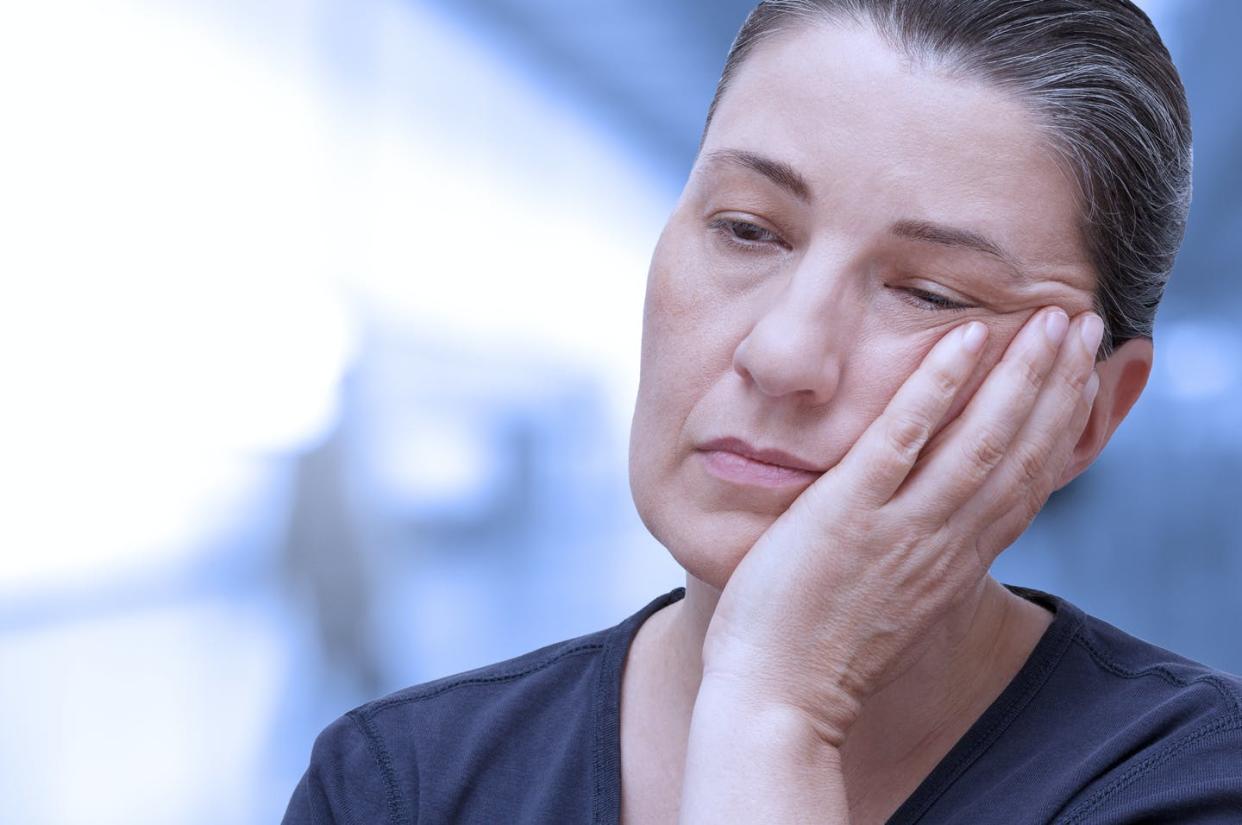   <span class="attribution"><a class="link " href="https://www.shutterstock.com/es/image-photo/woman-falling-asleep-office-tiredness-because-742328737" rel="nofollow noopener" target="_blank" data-ylk="slk:Shutterstock / Agenturfotografin;elm:context_link;itc:0;sec:content-canvas">Shutterstock / Agenturfotografin</a></span>