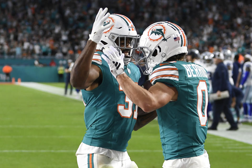 Raheem Mostert, corredor de los Dolphins de Miami, festeja con el receptor Braxton Berríos, tras anotar en el duelo ante los Cowboys de Dallas, el domingo 24 de diciembre de 2023 (AP Foto/Michael Laughlin)