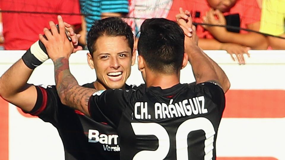 Con asistencia del volante chileno y hattrick de Chicharito Hernández, el conjunto de las &#39;Aspirinas&#39; derrotó por 3-2 al Mainz 05.