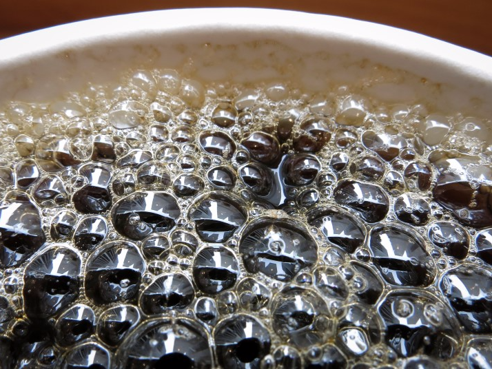 Bubbles form on the surface of a cup of coffee in a cafe in New York, April 11, 2014.   REUTERS/Carlo Allegri 