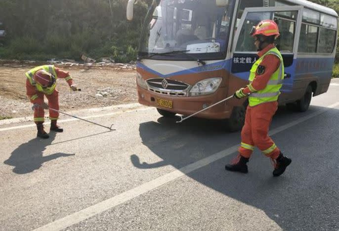 眼鏡蛇直接鑽上車。（圖／翻攝自微博）