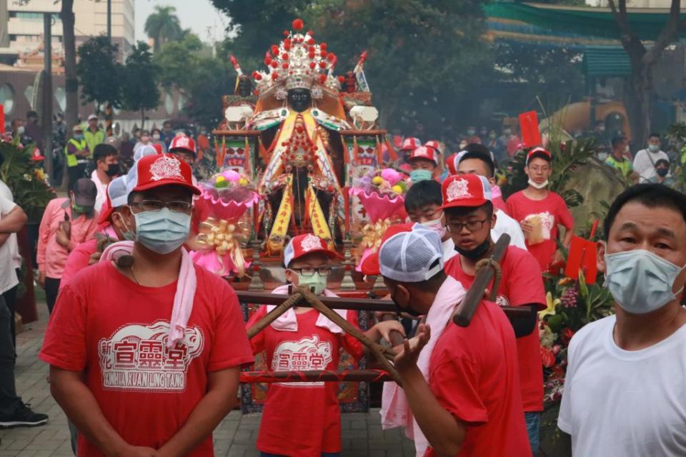 天氣炎熱，遶境時大家互相禮讓，保持安全距離，就能順利圓滿。（記者陳俊文攝）