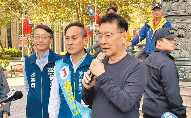 國民黨副總統候選人趙少康（右一）2日呼籲國安局2名高層出來說明五月天事件。（高鈞麟攝）