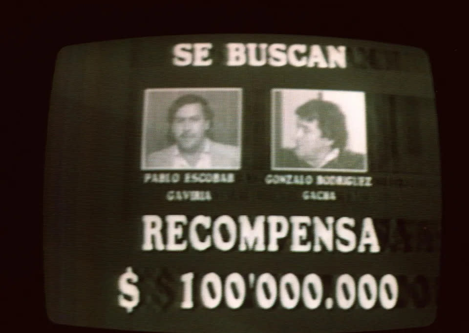 Ein Bild vom 06. September 1989 aus dem kolumbianischen Fernsehen mit einer Fahndungsanzeige nach den Anführern des Medellin-Drogenkartells Pablo Escobar und Gonzalo Rodriguez. (CARLOS LEMA/AFP über Getty Images)