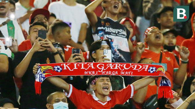 Aksi suporter Timnas Indonesia dalam laga melawan Curacao di Stadion Pakansari, Bogor, Selasa (27/9/2022) malam WIB. (Bola.com/Muhammad Iqbal Ichsan)