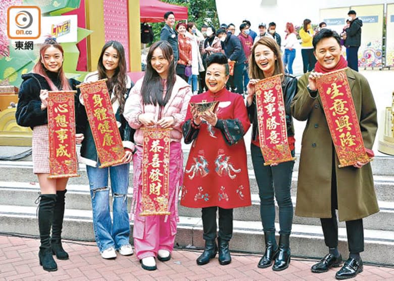 文凱婷（左起）、潘靜文、Yumi、薛家燕、麥美恩及曹永廉，拉隊向街坊拜年！
